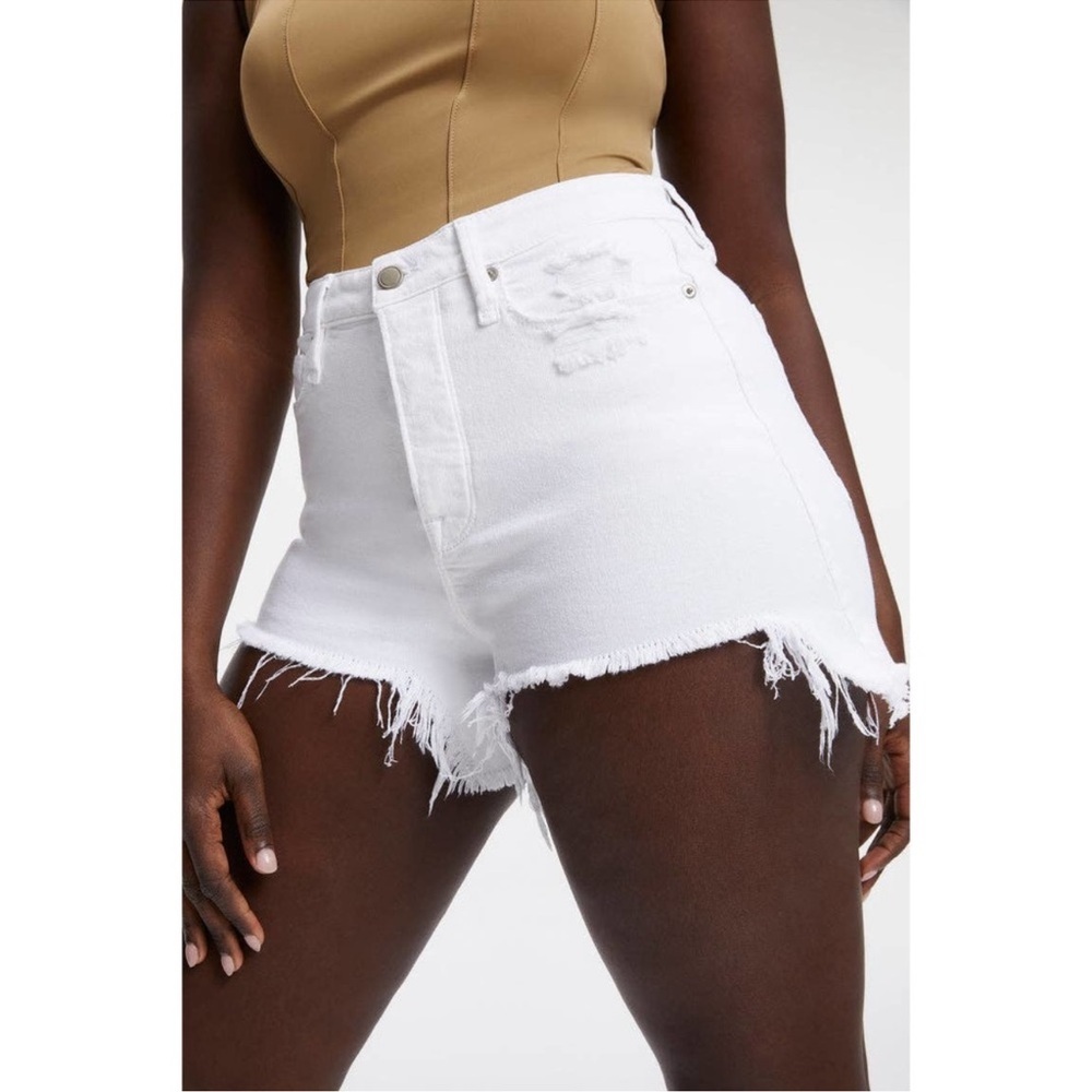 Good American Bombshell Distressed Raw Hem Shorts in White Size 00/24